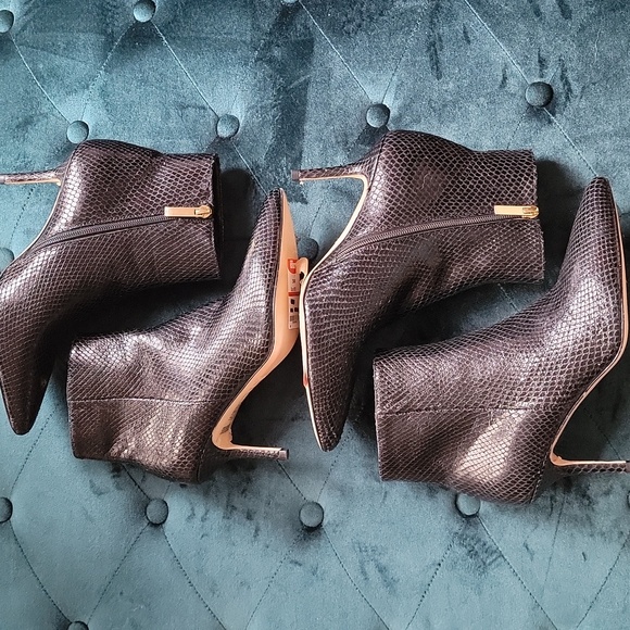 L'agence Snakeskin Black Heeled Ankle Boots size 37.5 NWT - Picture 10 of 13